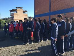 Aluno em uma reunião da escola saudando o nosso Brasil